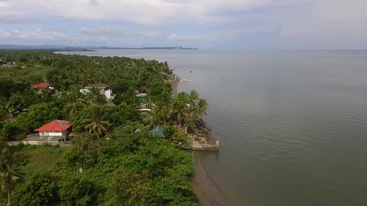 casas y establecimientos de asentamiento en la playa de arena y hermoso mar tranquilo en un día nublado, avión no tripulado aéreo