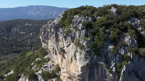 Acantilado-De-Piedra-Caliza-Lleno-De-Vegetación-Toma-Aérea-Cerca-De-Montpellier-Día-Soleado