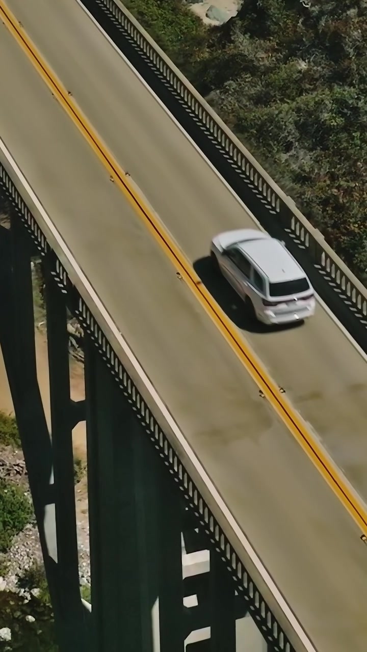Un coche cruza un puente en California bajo un sol brillante