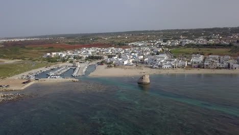 torre pali y paisaje circundante, puglia en italia