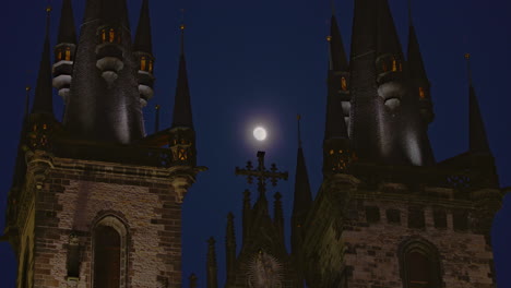 Vollmond-Scheint-Zwischen-Der-Prager-Frauenkirche-Und-Den-Zinnentürmen