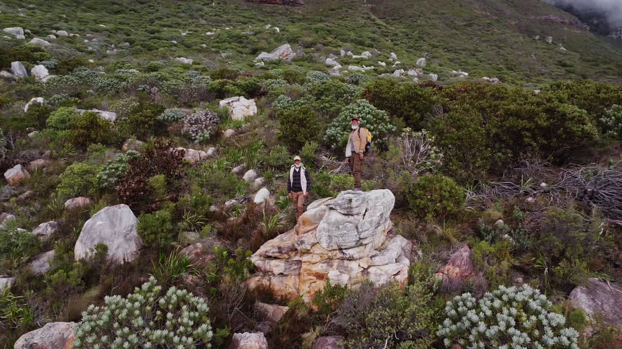 산길 에 있는 산책자 들