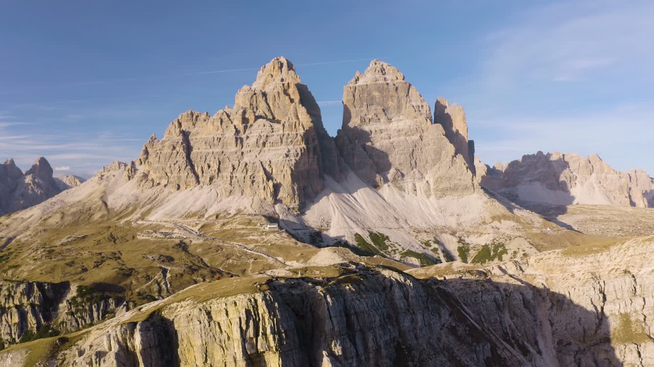 Ripresa in avanti con drone sopra le montagne nel Parco Naturale delle Tre Cime.