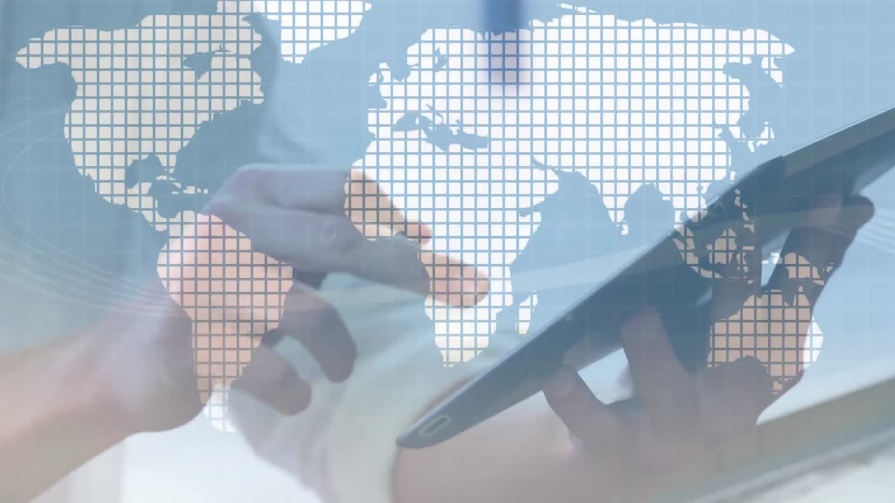 red sobre el mapa del mundo contra la sección media de la persona que utiliza la tableta digital