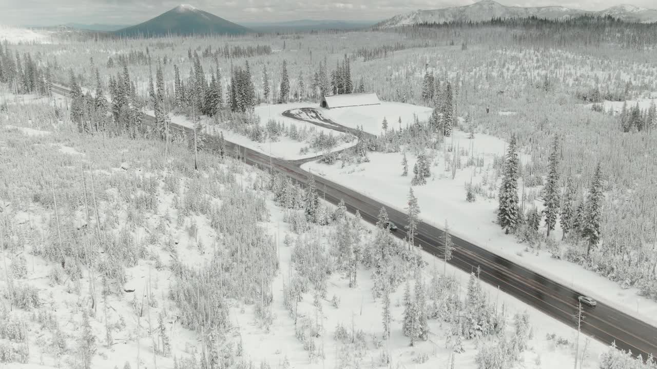 눈 덮인 산의 4k 공중 시골길 드론 돌리