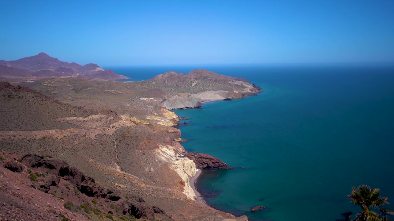 Scogliere costiere mozzafiato e mare turchese sotto un cielo azzurro limpido