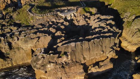 rocas de panqueques punakaiki, atracción geológica y turística en la costa oeste, nueva zelanda