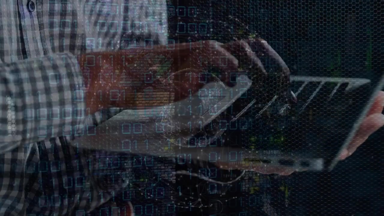 Animation eines sich drehenden Globus und Binärcodes über dem Oberkörper eines Mannes, der einen Laptop benutzt.