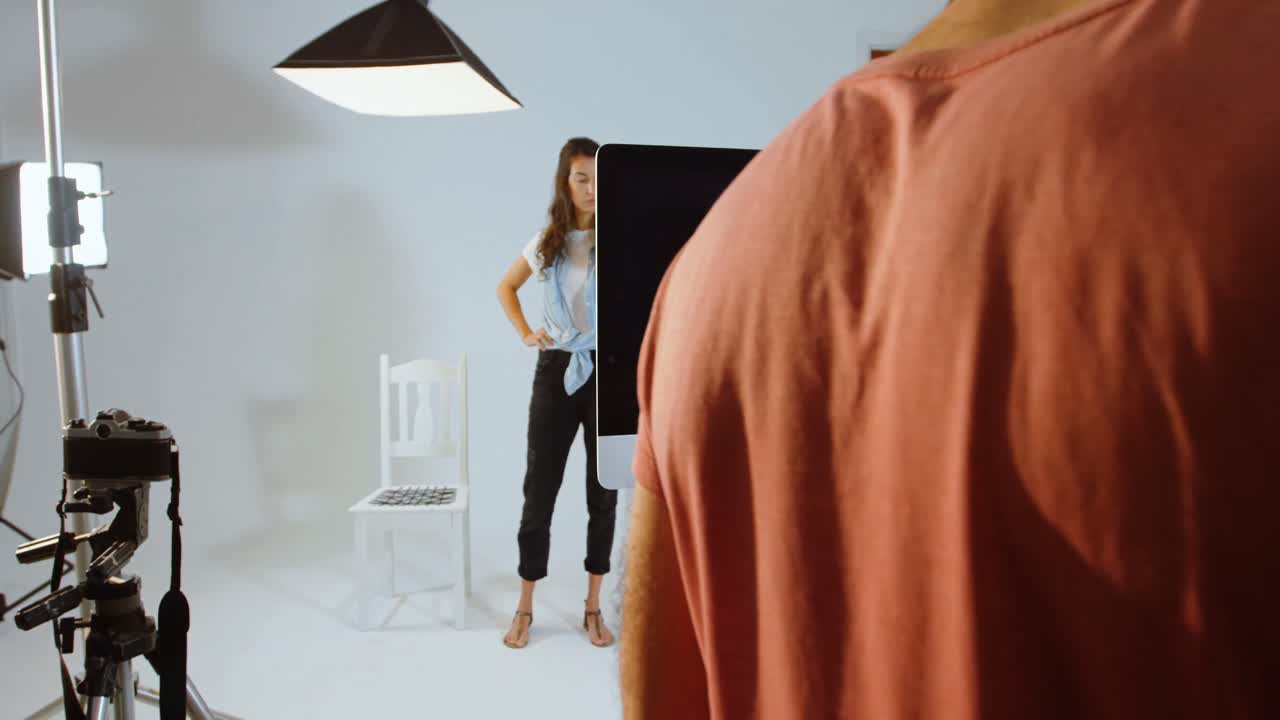 fotógrafo masculino con una grabadora de voz 4k