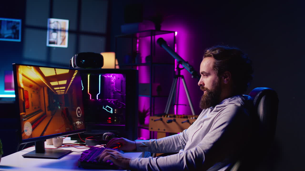 jugador profesional compitiendo en un intenso videojuego multijugador en línea, disparando a los enemigos con un arma futurista