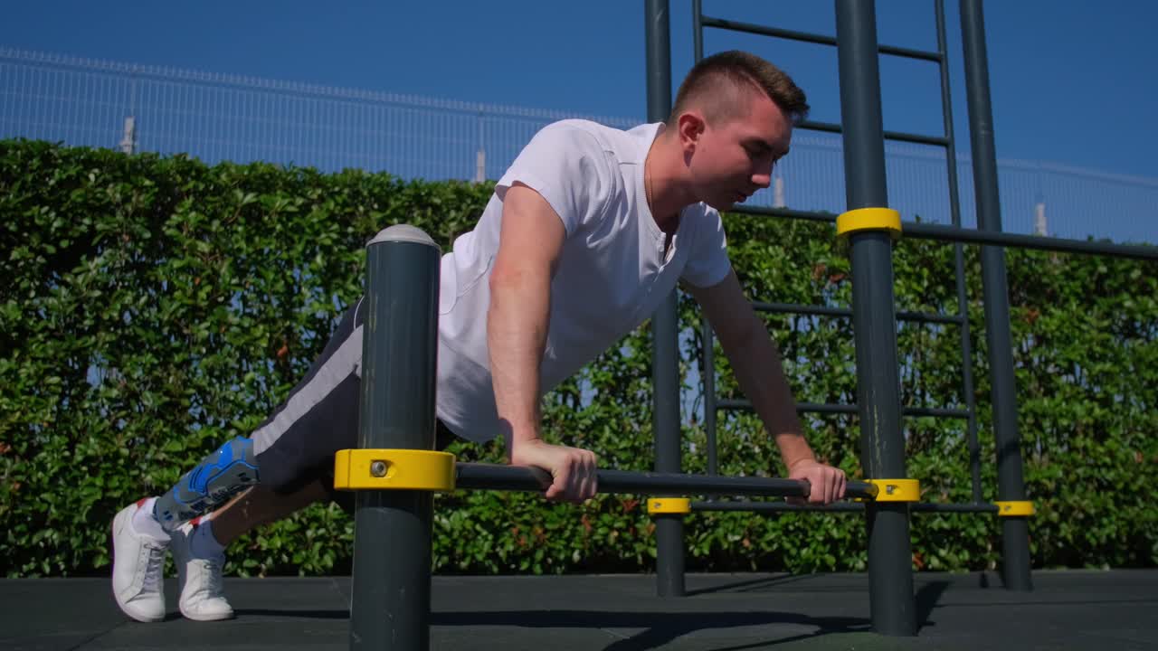 hombre con pierna protésica haciendo flexiones al aire libre