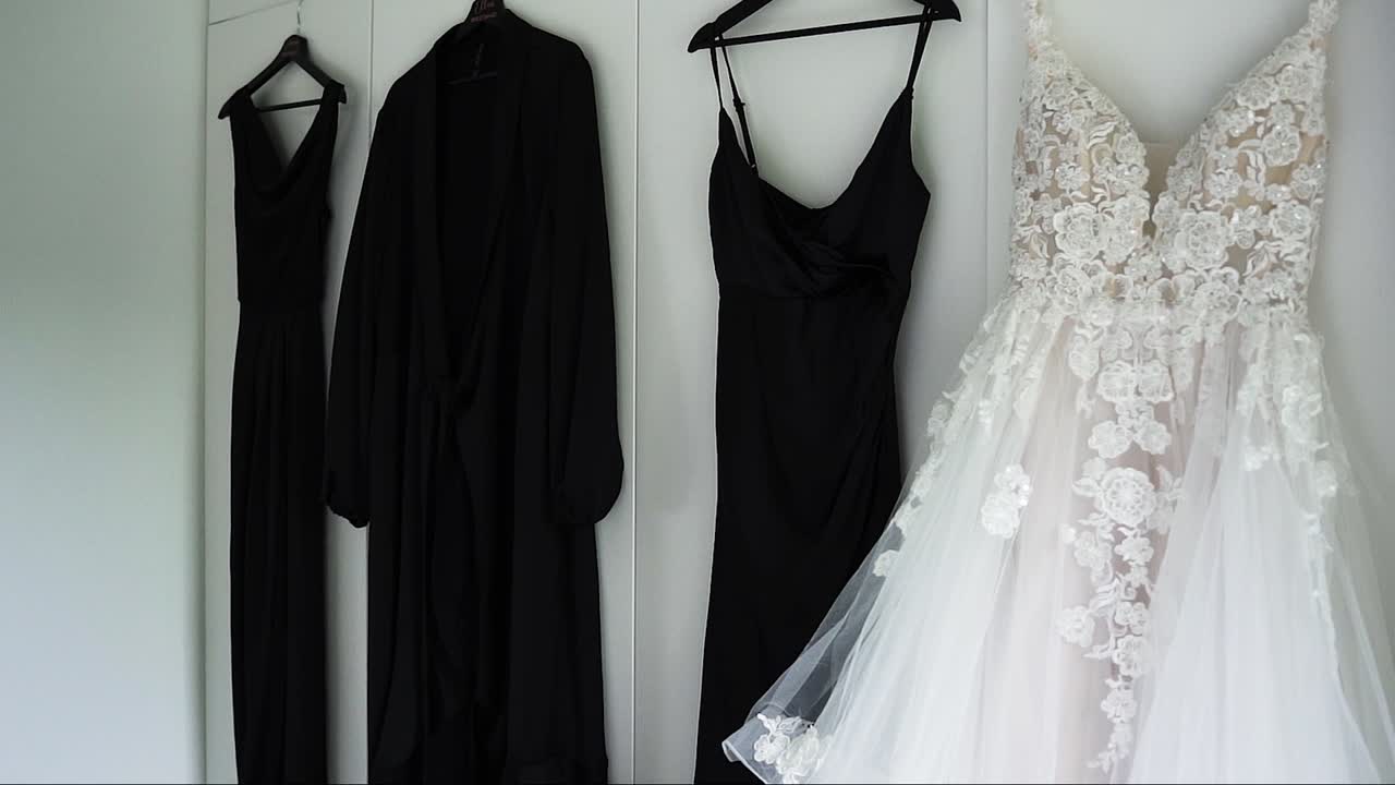 검은색 신부 드레스  ⁇ 에 매달린  ⁇ 색 신부 드레스