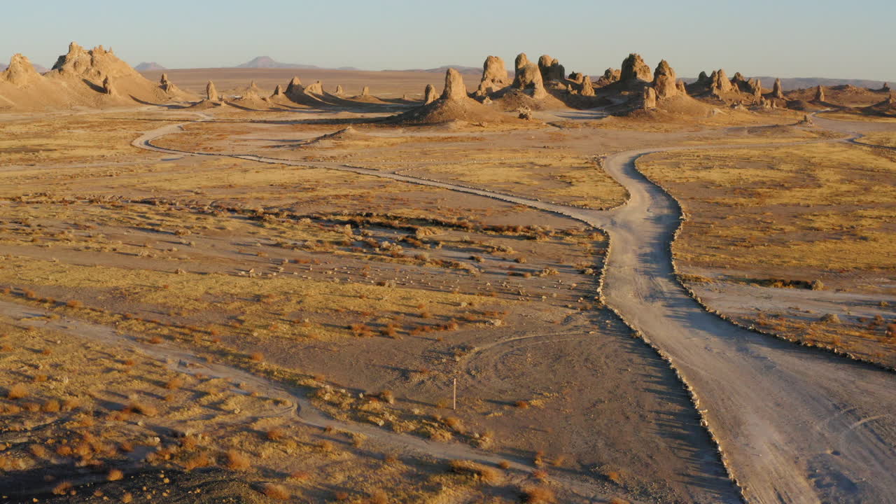 A paisagem de Trona Pinnacles banhada por uma bela luz solar.