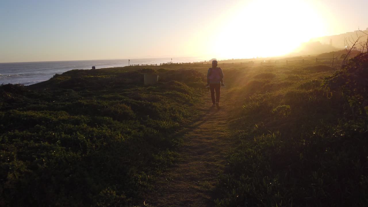 paseo al atardecer junto al mar