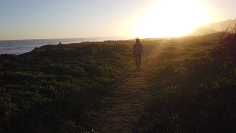 paseo al atardecer junto al mar