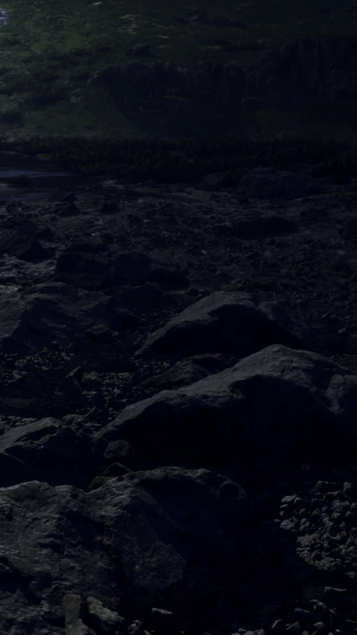 Paesaggio lunare al crepuscolo con terreno roccioso e colline distanti.