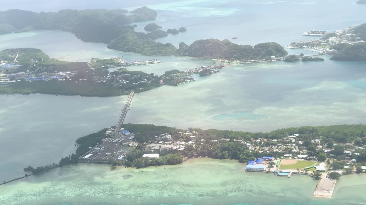 ภาพถ่ายทางอากาศจากโดรนมุมสูงเหนือหมู่เกาะเขตร้อนและทะเลสาบสีเทอร์ควอยซ์ในไมโครนีเซีย