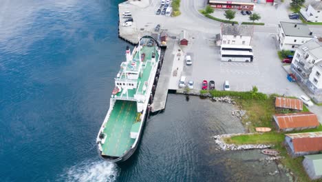 Vista-Aérea-Del-Intenso-Tráfico-En-El-Muelle-De-Transbordadores-De-Eidsdal