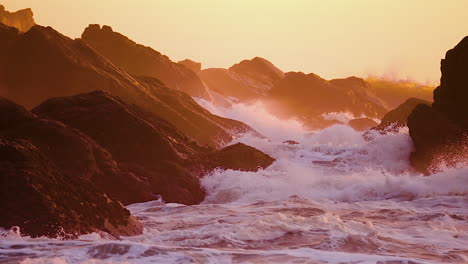 Olas-ásperas-Que-Soplan-Sobre-Un-Fondo-De-Roca