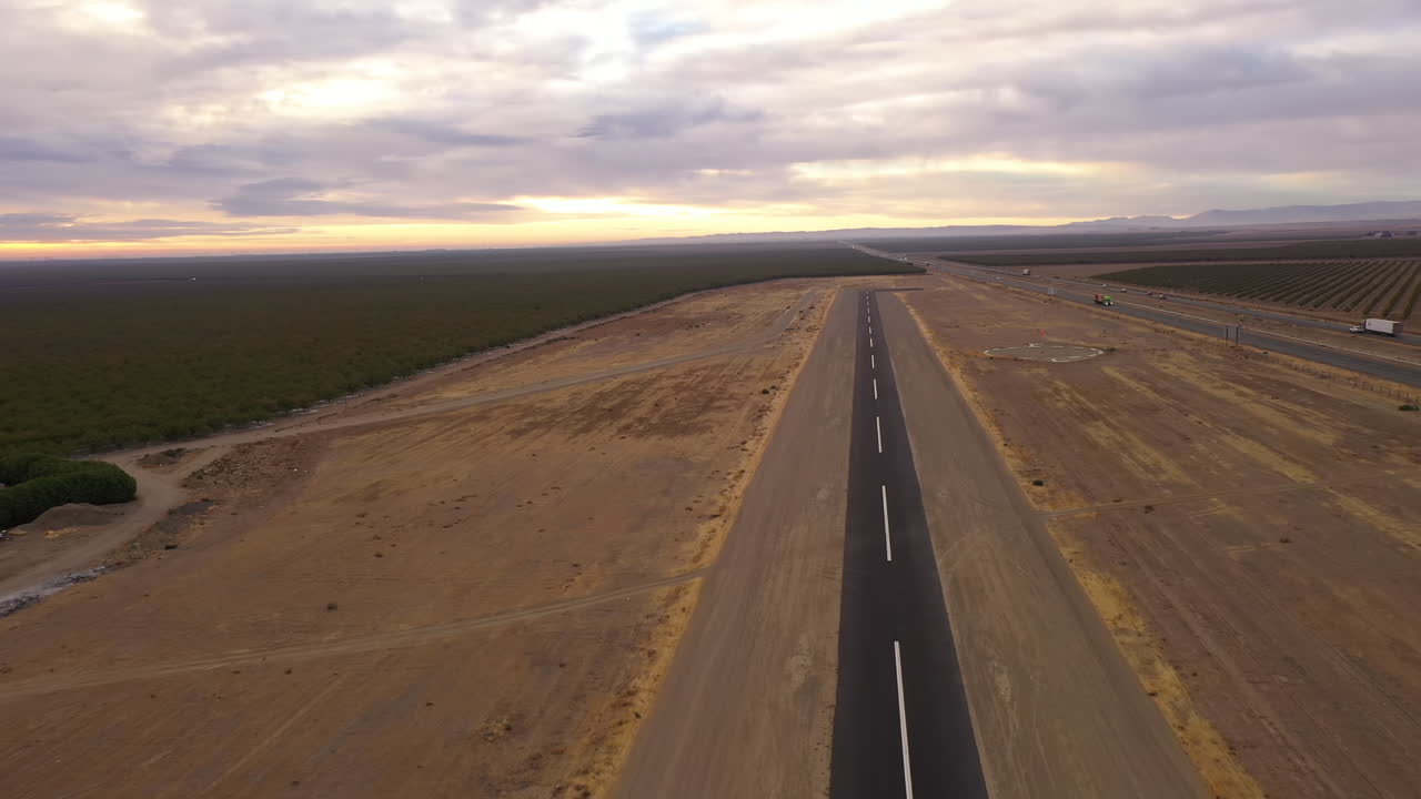 pequeña pista de aterrizaje de aviones en el centro de california junto a la autopista 5 cerca de coalinga