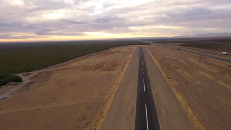 Pequeña-Pista-De-Aterrizaje-De-Aviones-En-El-Centro-De-California-Junto-A-La-Autopista-5-Cerca-De-Coalinga