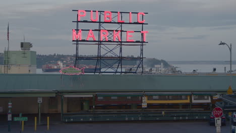 Cartel-Del-Mercado-Público-En-El-Mercado-De-Pike-Place-En-Seattle,-Washington,-Temprano-En-La-Mañana