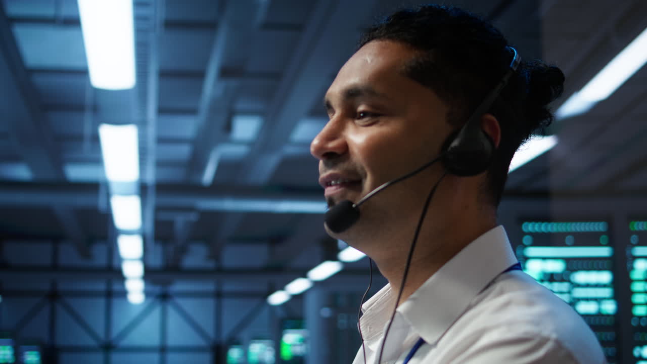 hombre actualizando los sistemas de supercomputadoras de la granja de servidores