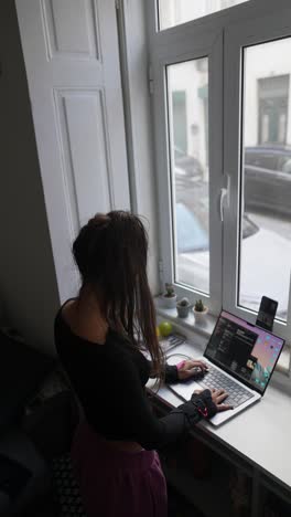 mujer que trabaja desde casa