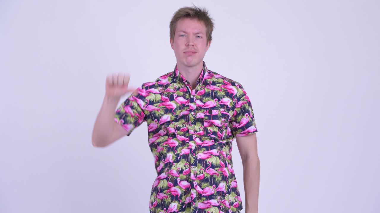 큰 배를 가진 젊은 관광객