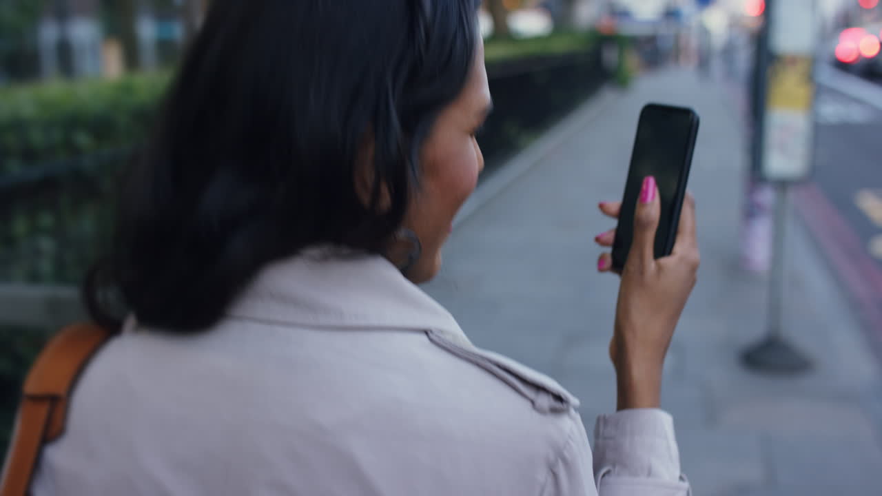 hermosa mujer india caminando por la ciudad