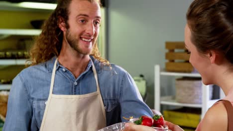 personal masculino interactuando con el cliente
