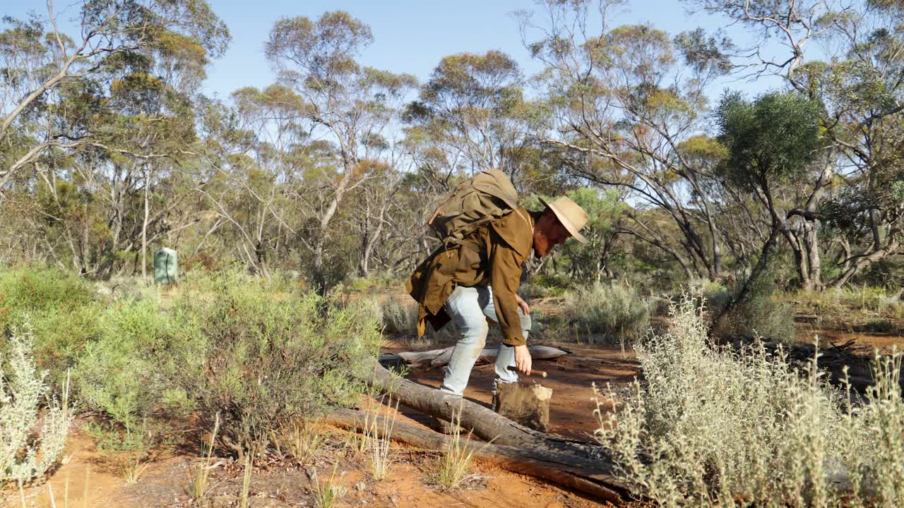 오스트레일리아 의 스와그맨 은 캠프 를 꾸미고 아웃백 에 있는 어깨 에 물건 을 들고 간다