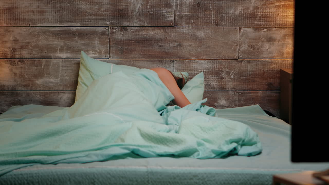 잠옷을 입은 여자가 악몽을 꾸고 있다