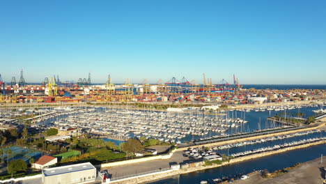 puerto de ocio y comercial valencia tiro aéreo día soleado grúas y barcos
