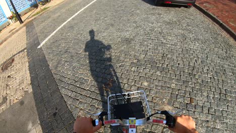 en bicicleta por las calles de la ciudad