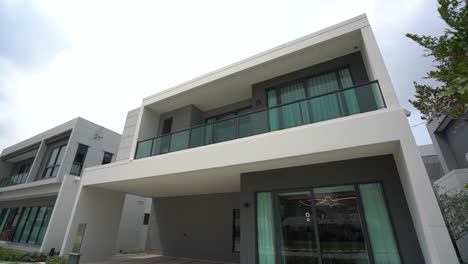 diseño exterior de casa de lujo moderno y elegante, luz del día