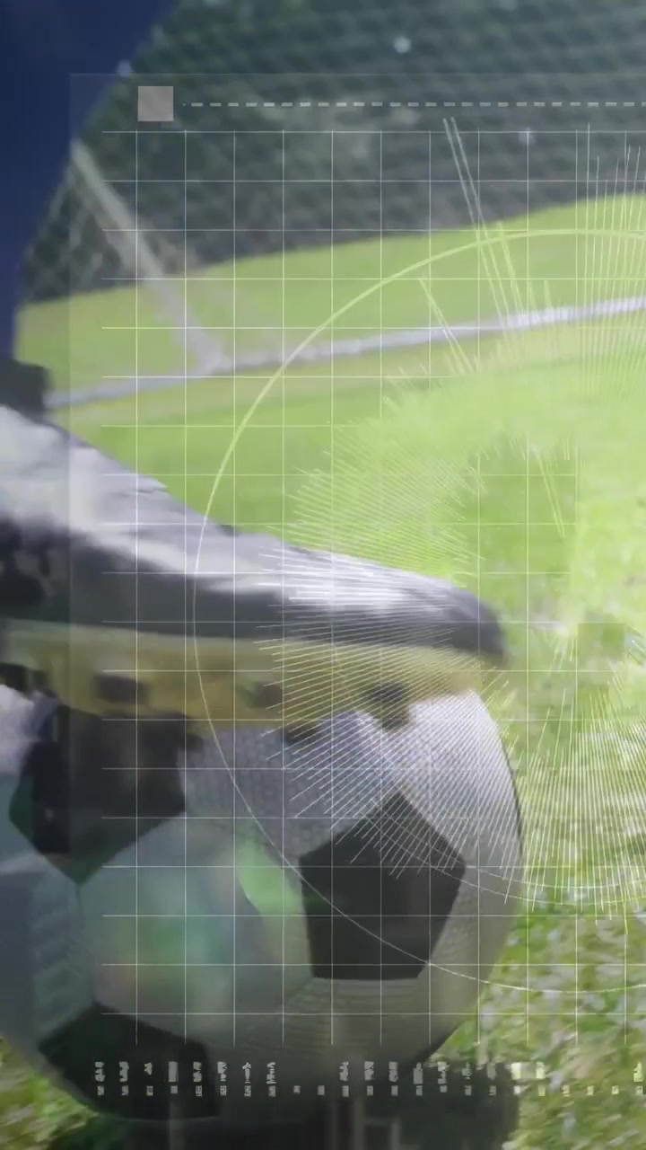 Video verticale: Giocatore che entra in scena, palleggiando il pallone sul campo mentre una griglia guida l'allenamento verso la porta.