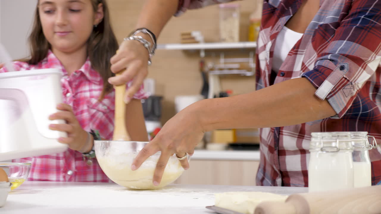 madre e hija horneando juntos en la cocina