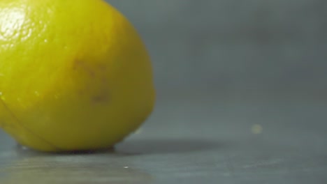 Gelbe-Zitrone-Fällt-Und-Hüpft,-Spritzendes-Wasser,-Nahaufnahme
