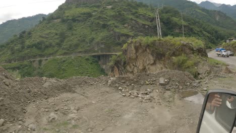 Seitenansicht-Eines-Fahrzeugs,-Das-Nach-Einem-Erdrutsch-Im-Tal-Durch-Eine-Stark-Beschädigte-Straße-Auf-Der-Autobahn-Kinnaur-Shimla-Fährt