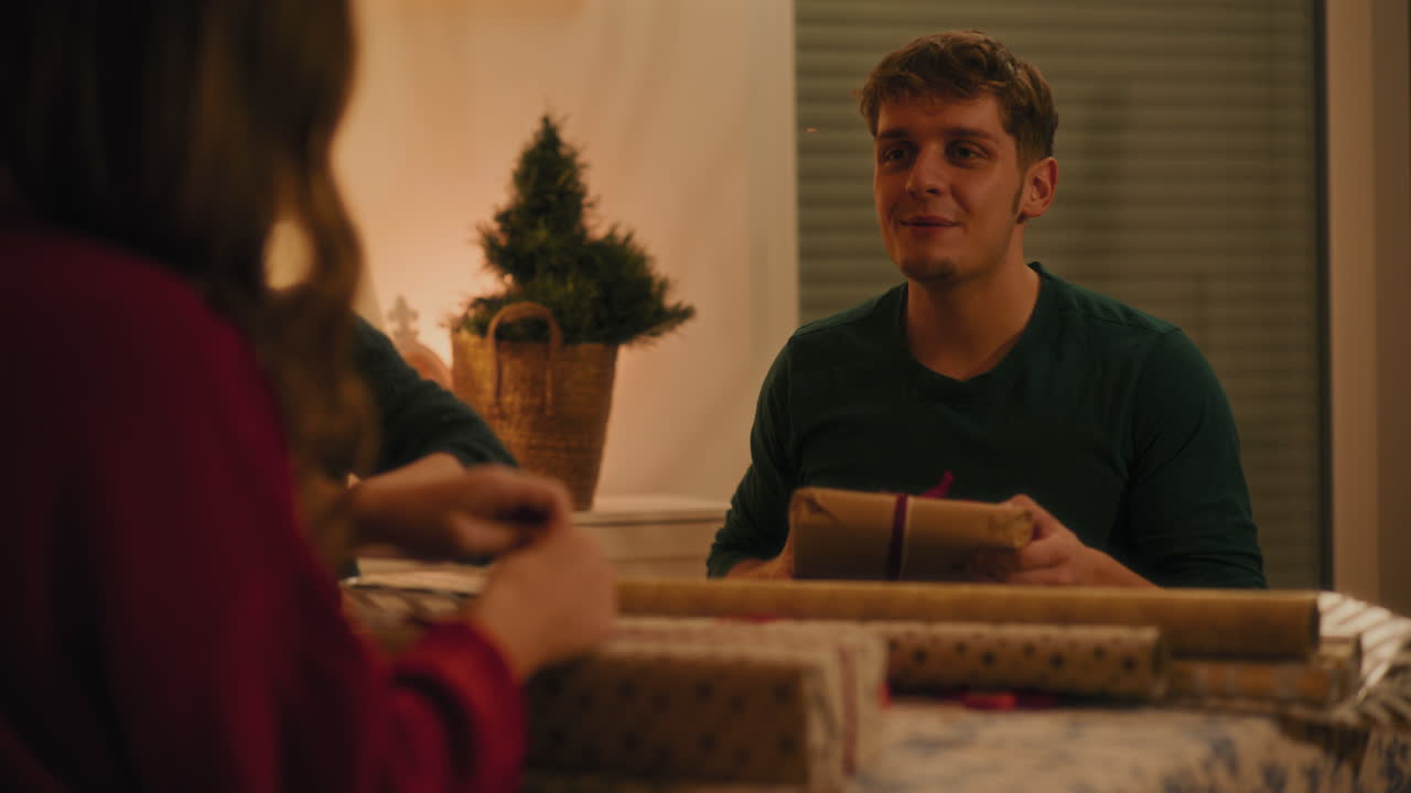 hombre con cajas de regalos hablando con amigas