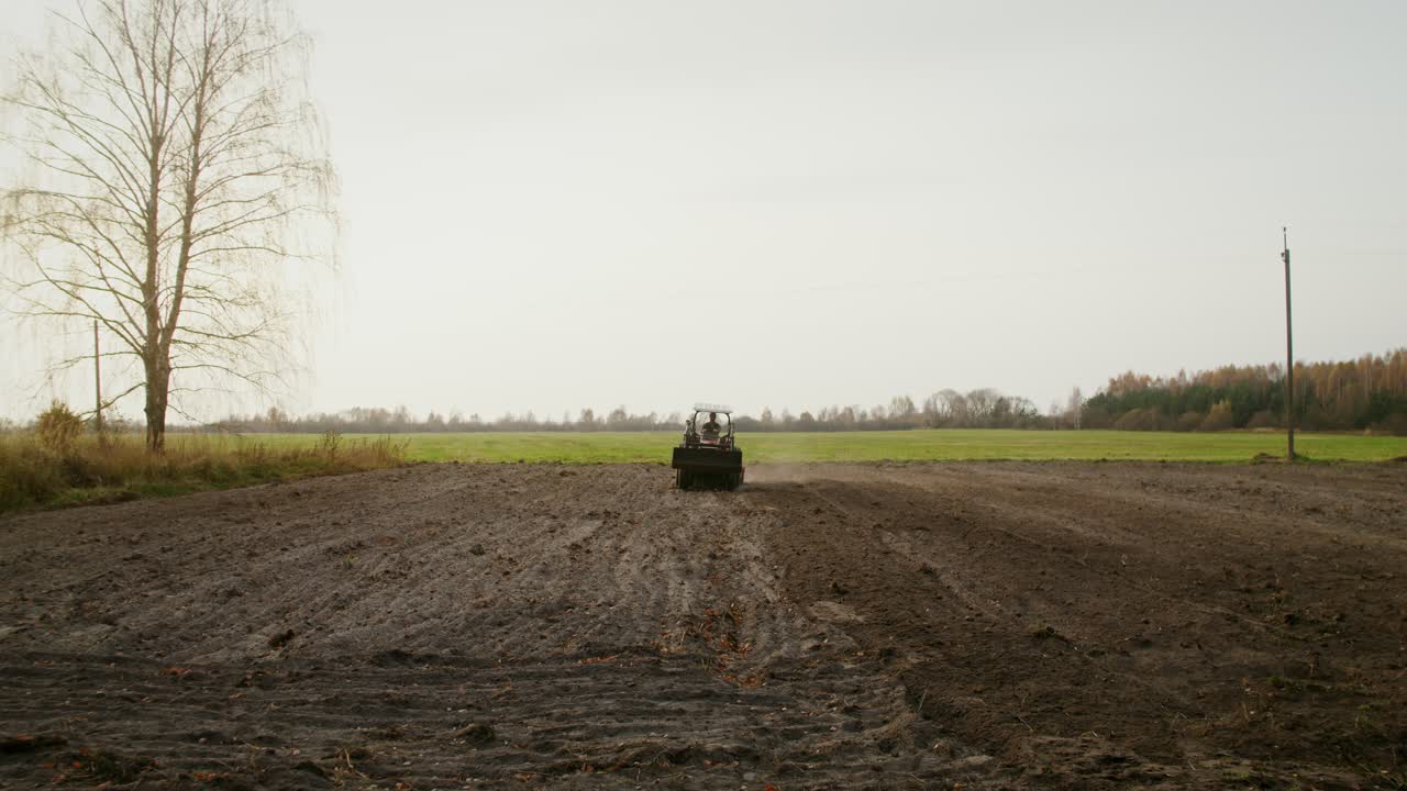 tractor arando un campo
