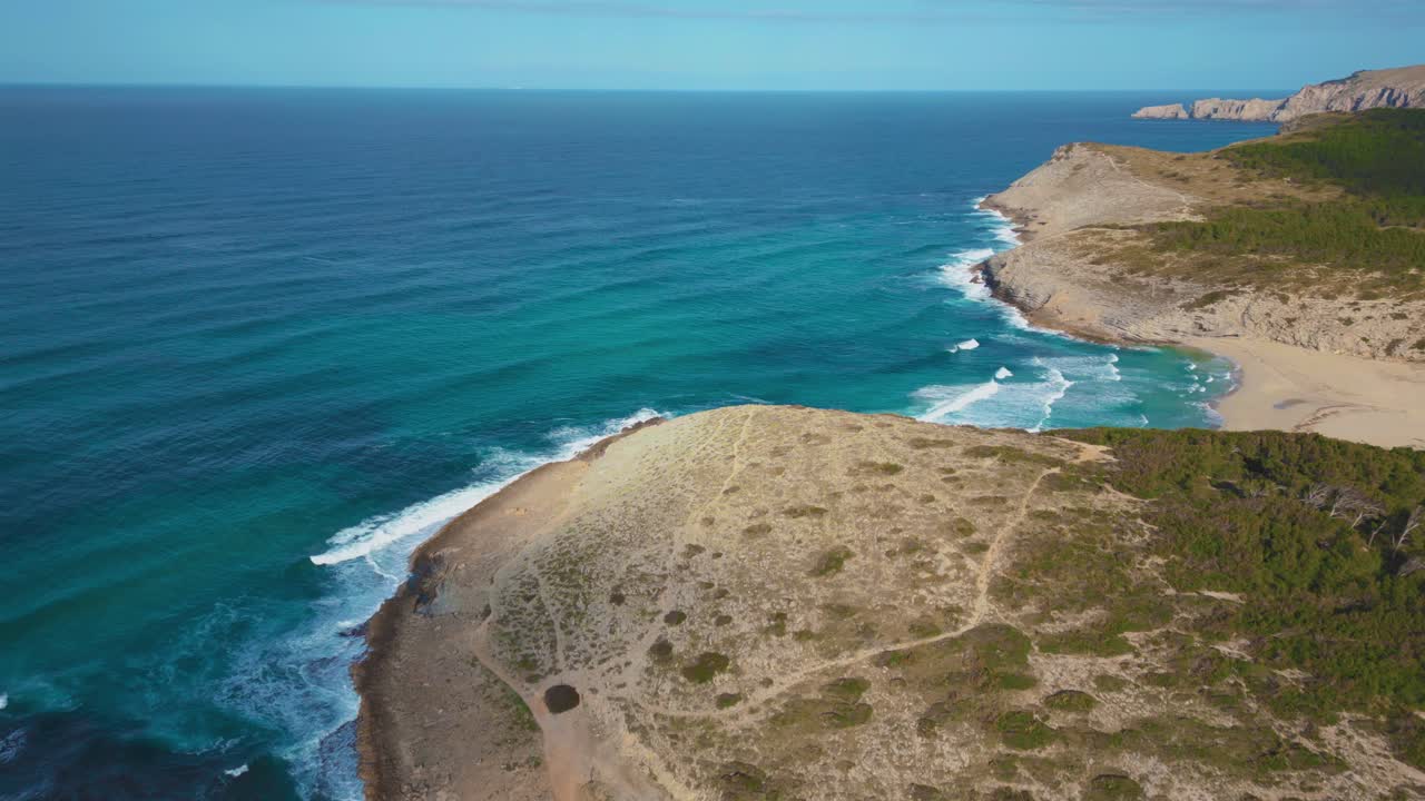 Tropische strandbaai met helder turkoois zeewater, groene heuvels, wit zand