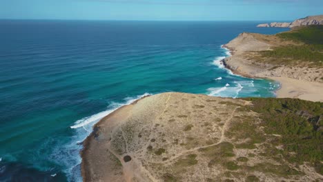 Tropische-Strandbucht-Mit-Klarem-Türkisfarbenem-Meerwasser,-Grünen-Hügeln-Und-Weißem-Sand