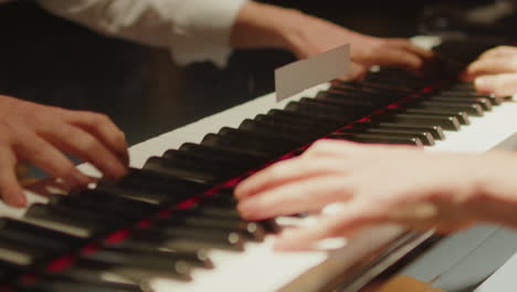 manos de un músico tocando el piano