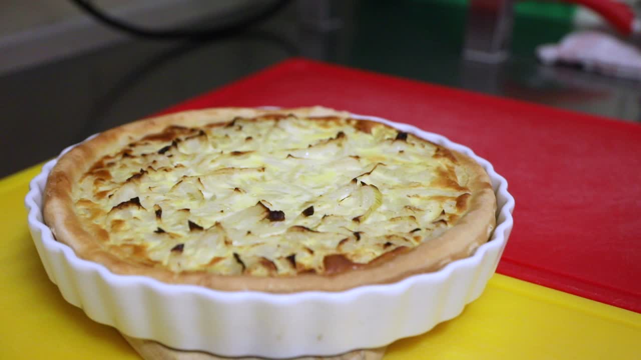 deliciosas tartas de cebolla horneadas en la mesa de la cocina - tiro de muñeca