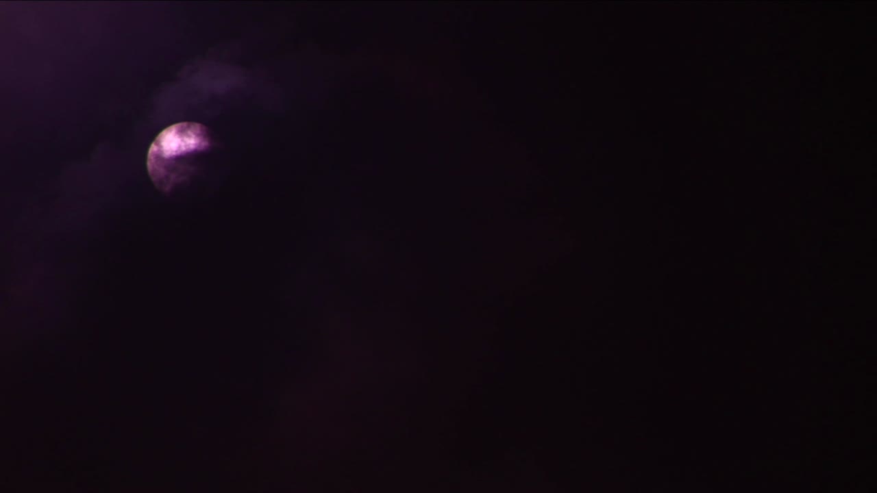 nubes cubren sol oscuro cielo rojizo