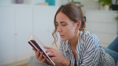 estudiante estudiando en el hogar