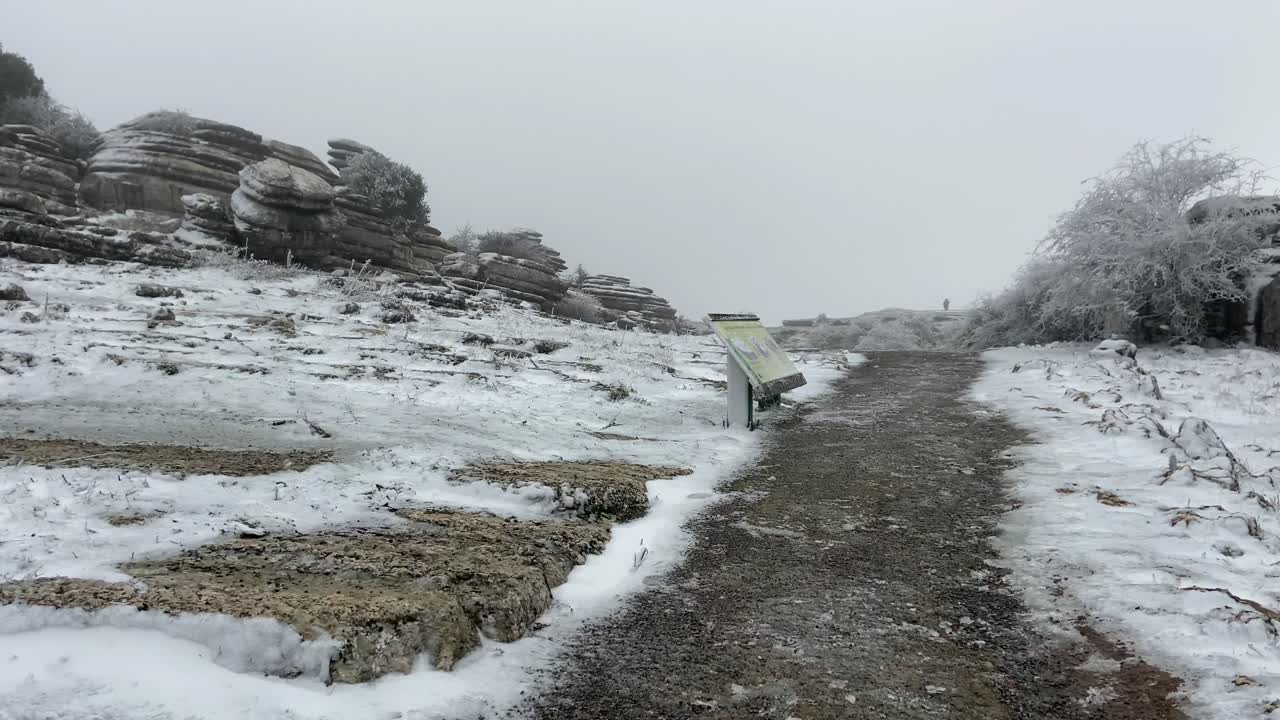 스페인 남부 에 있는 카르스트 지형 의 눈  ⁇ 은 풍경 은 말라가 에 있는 el torcal de antequera 라고 불린다