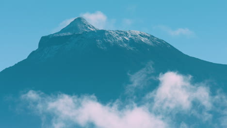 Tiro-De-Lapso-De-Tiempo-De-Lente-Larga-Extrema-De-La-Cima-Del-Monte-Pico-Con-Nubes-En-Primer-Plano,-Las-Azores